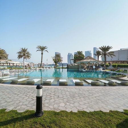 Le Meridien Abu Dabi Exterior foto The pool at the Jumeirah Beach Hotel