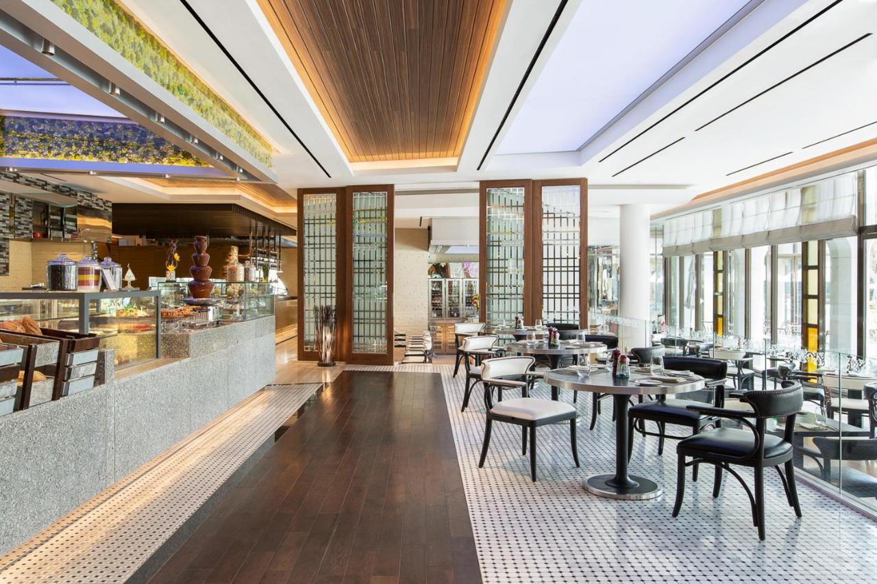 Le Meridien Abu Dabi Exterior foto The Café