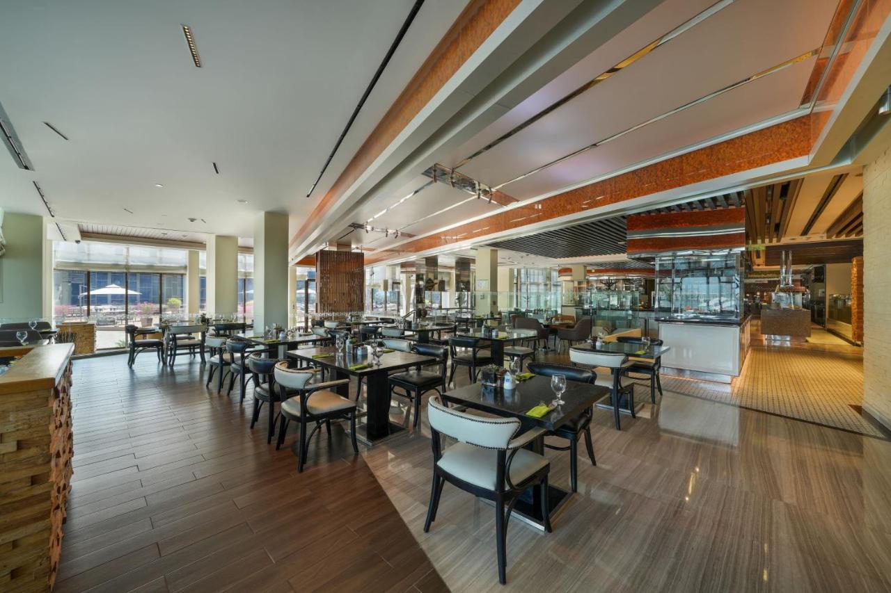 Le Meridien Abu Dabi Exterior foto The restaurant