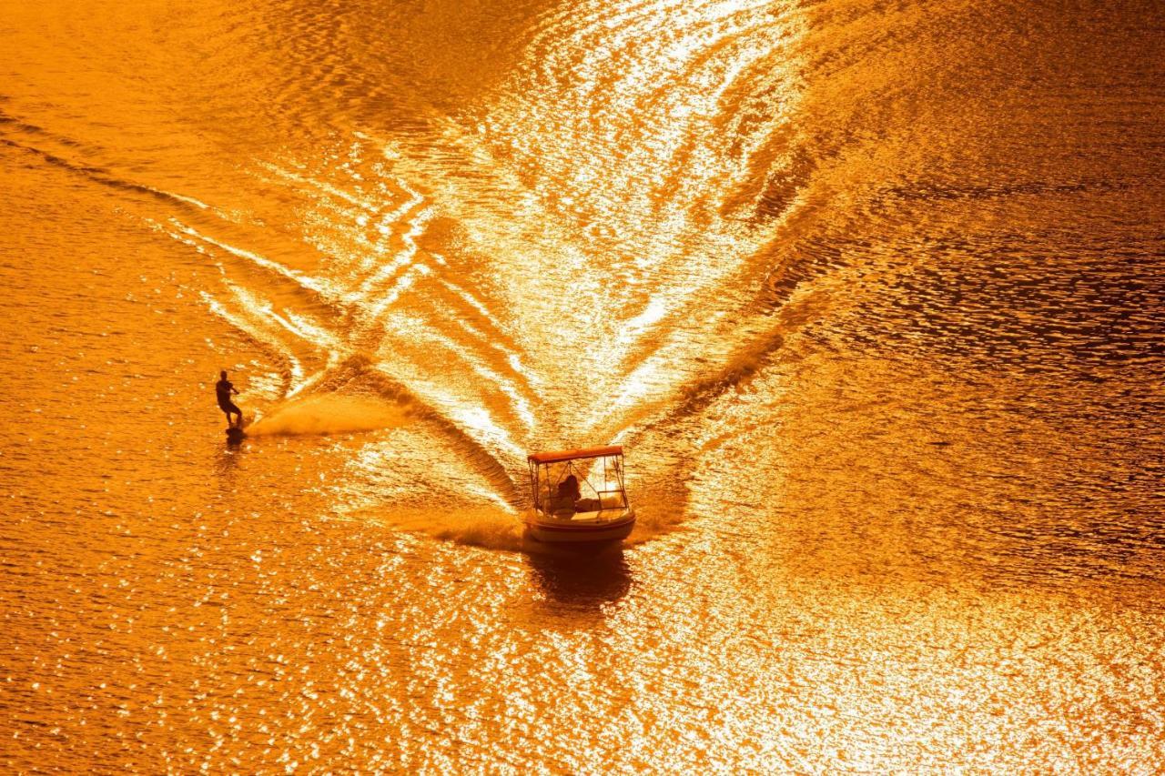 Le Meridien Abu Dabi Exterior foto The fountain at night