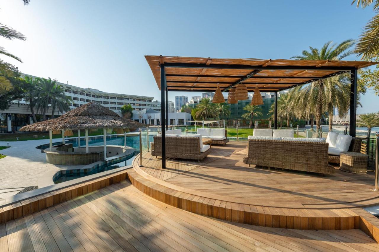 Le Meridien Abu Dabi Exterior foto The resort's pool