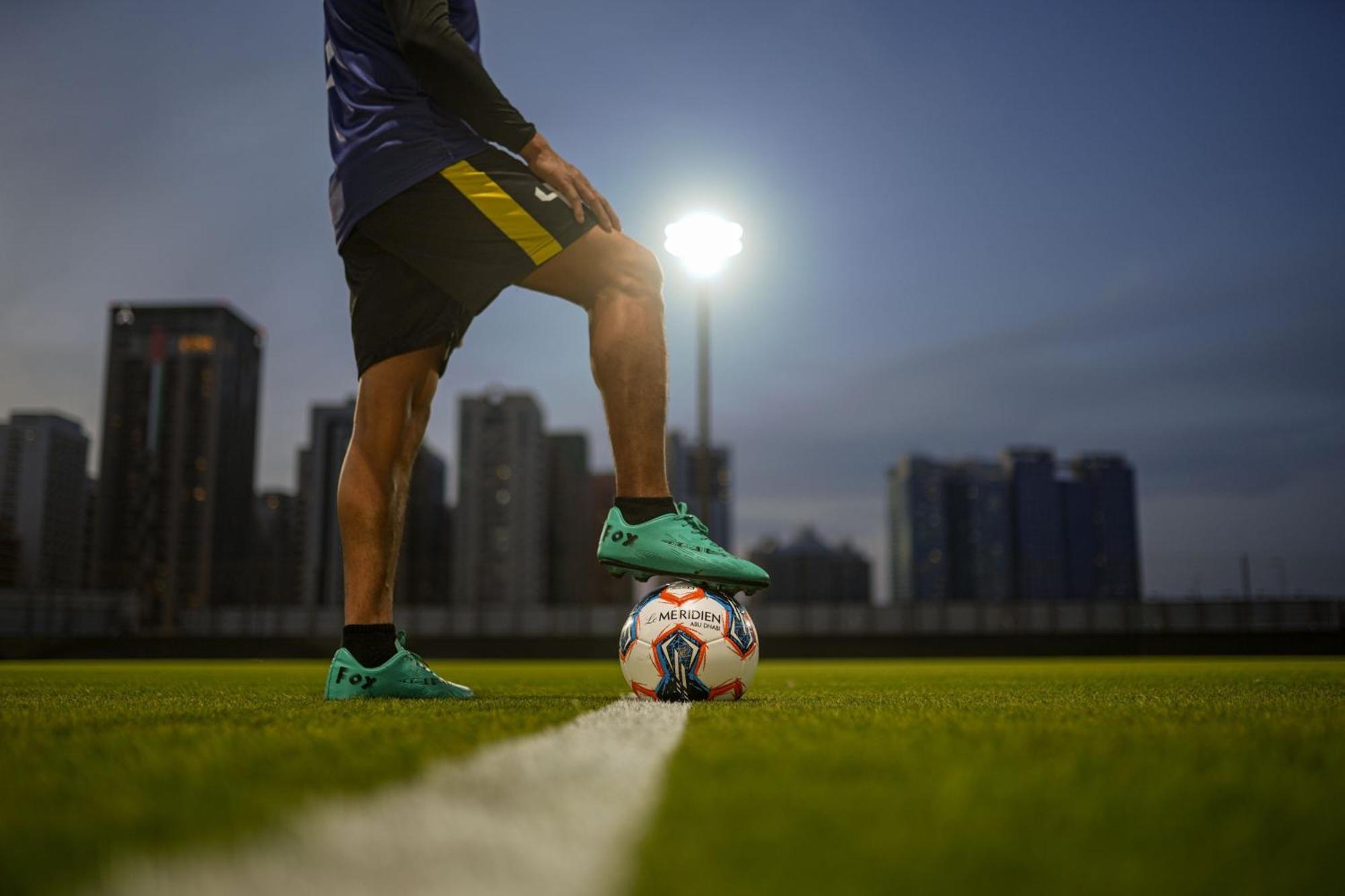 Le Meridien Abu Dabi Exterior foto A player about to kick the ball