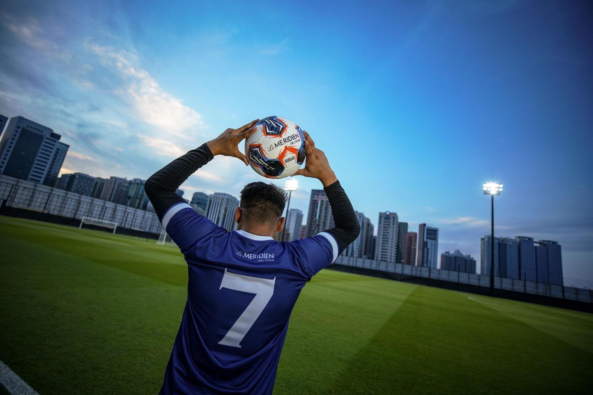 Le Meridien Abu Dabi Exterior foto A player throwing the ball in during a match.