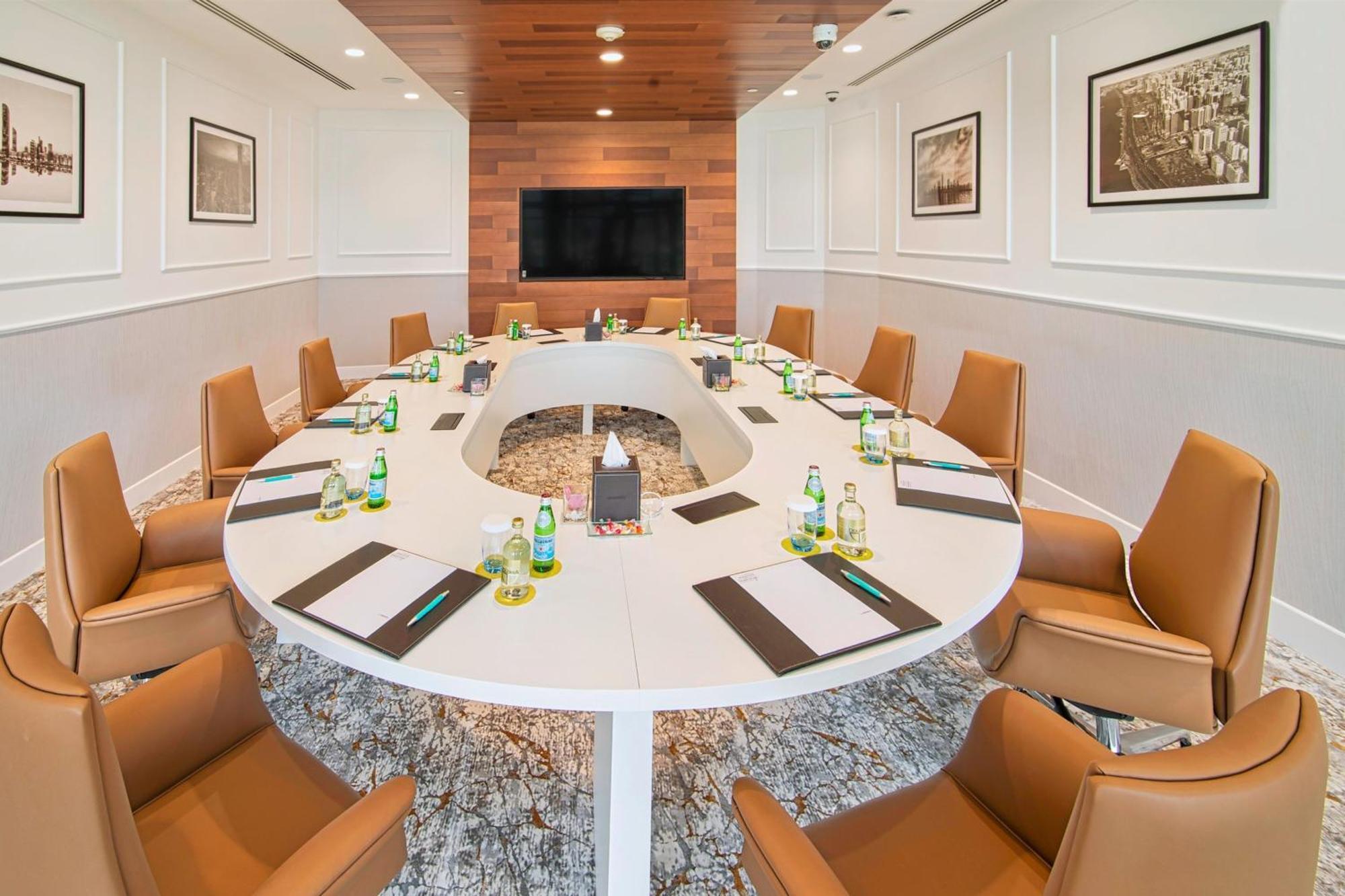Le Meridien Abu Dabi Exterior foto Meeting room at the hotel
