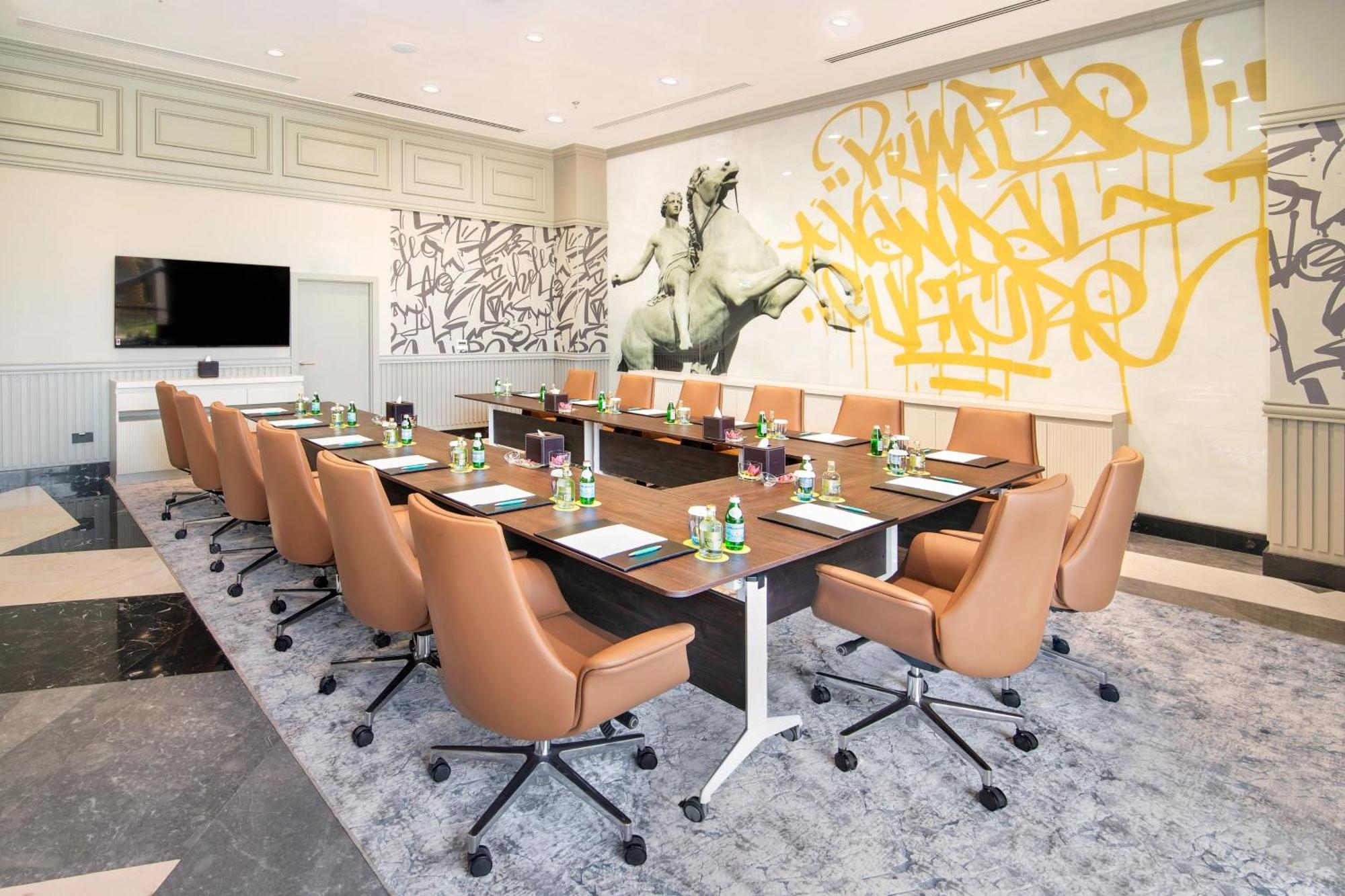 Le Meridien Abu Dabi Exterior foto Meeting room at the hotel
