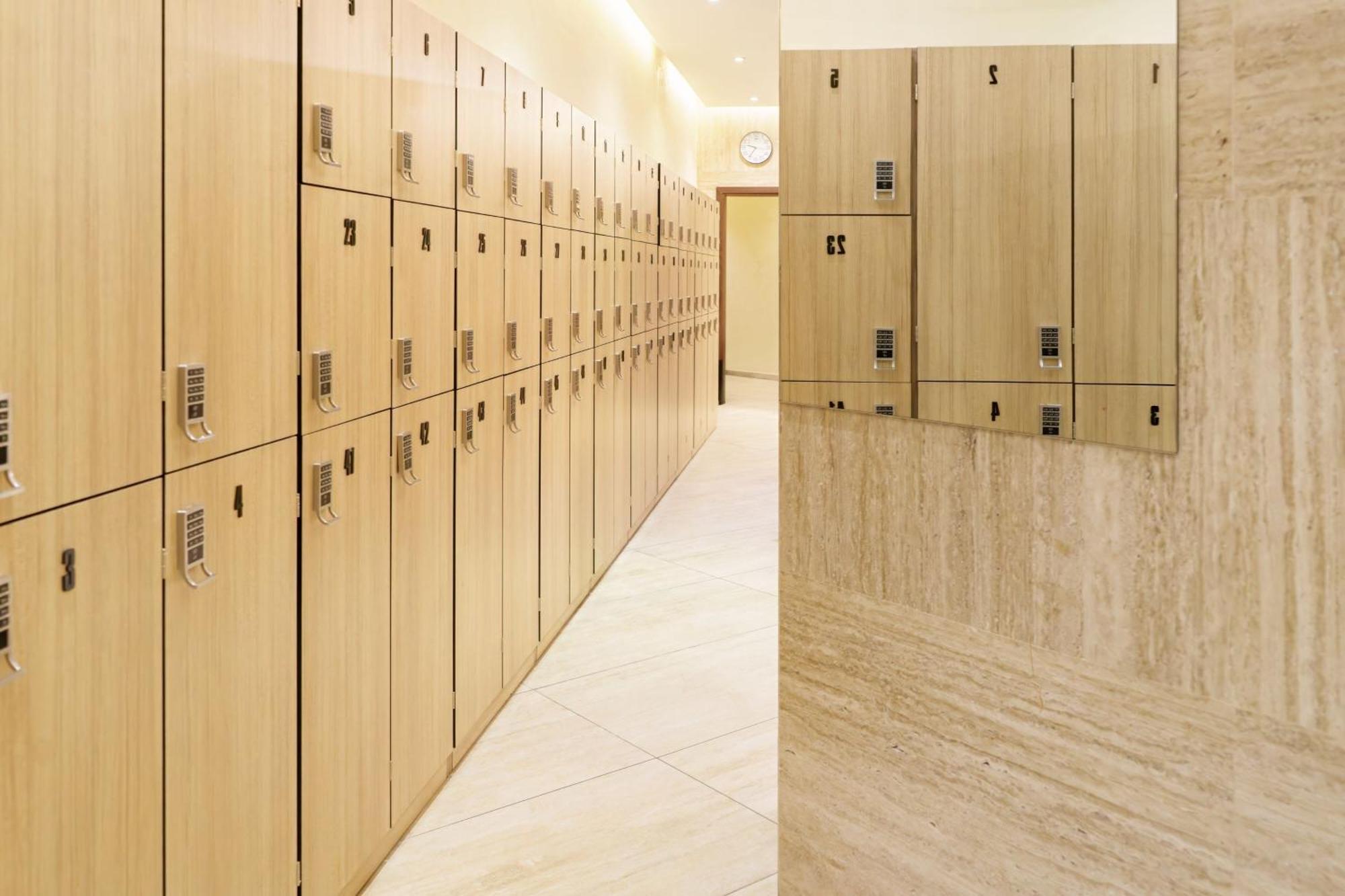 Le Meridien Abu Dabi Exterior foto A locker room
