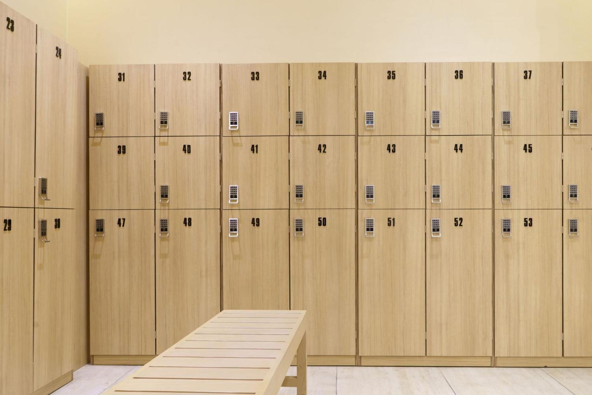 Le Meridien Abu Dabi Exterior foto A locker room