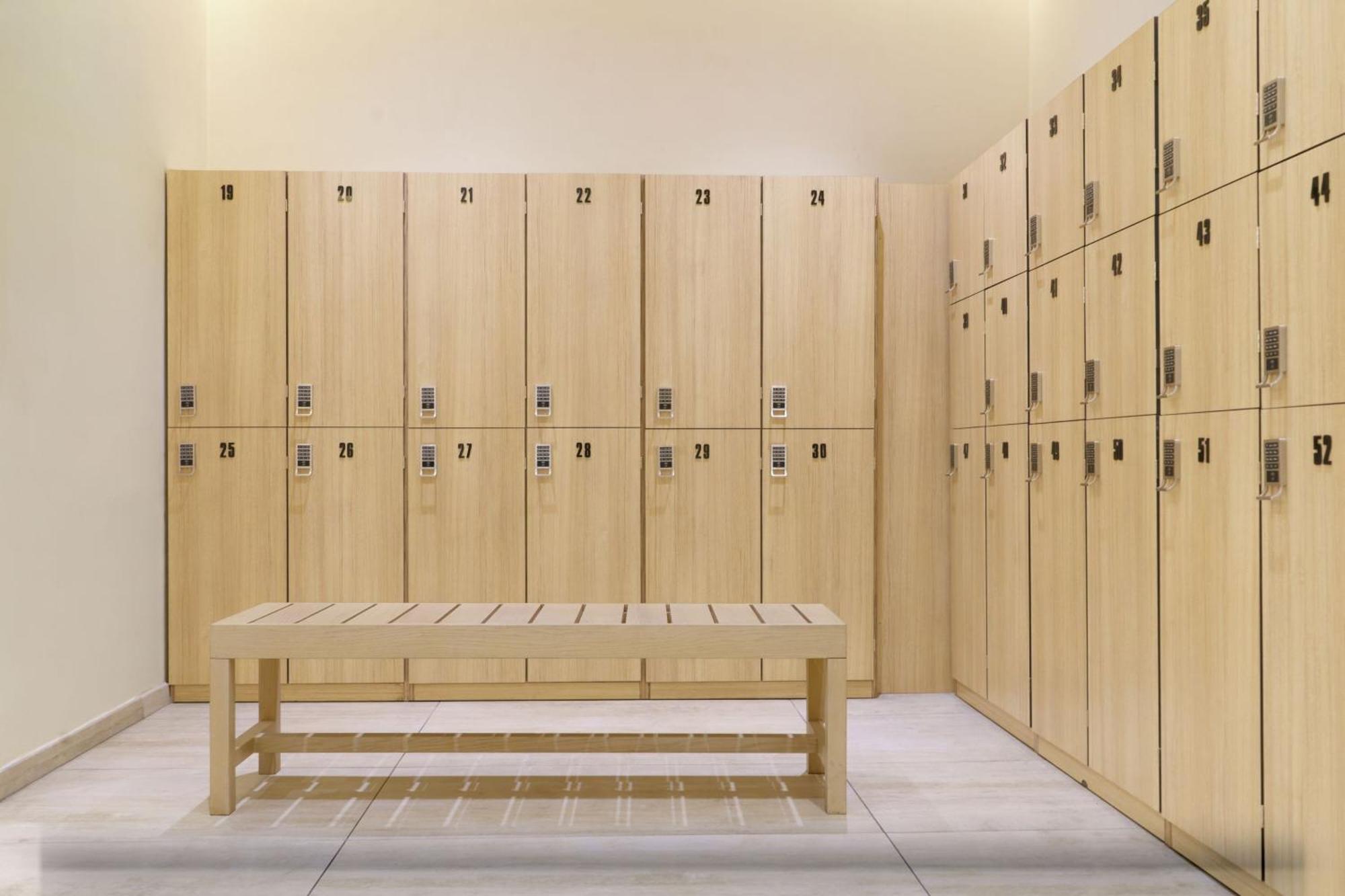 Le Meridien Abu Dabi Exterior foto A locker room
