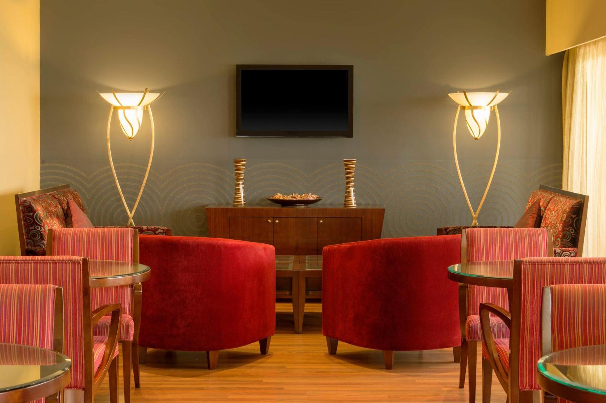 Le Meridien Abu Dabi Exterior foto The lounge at the airport