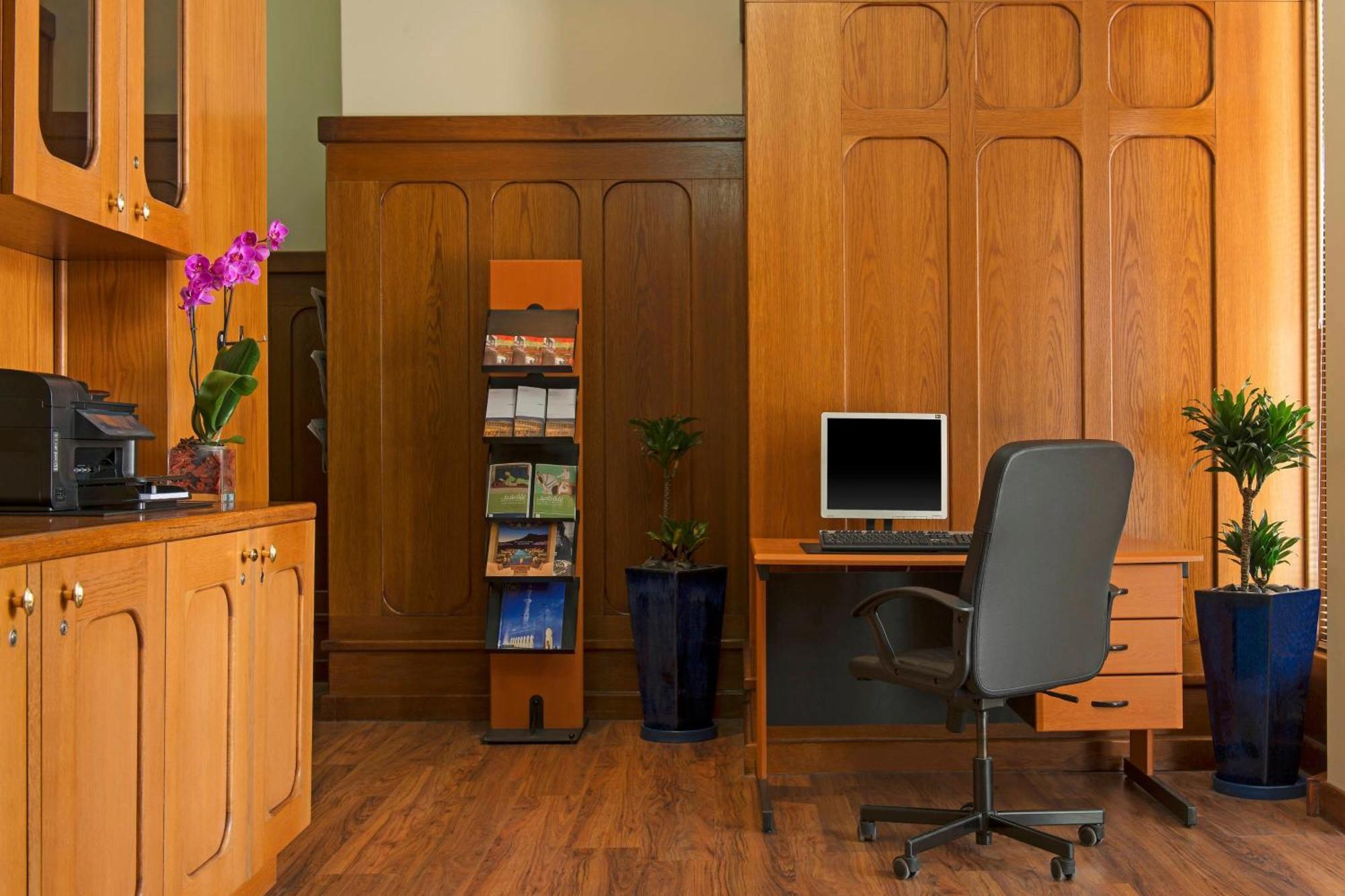 Le Meridien Abu Dabi Exterior foto A typical office at the University of Cambridge